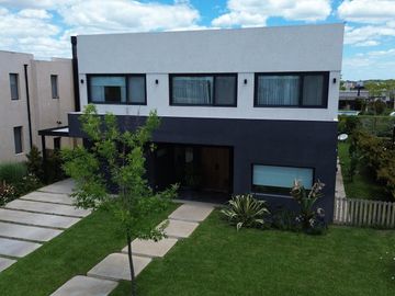 Casa en Venta 5 dormitorios con amplios espacios y comodidades, luminosa! Ceibos puertos del Lago