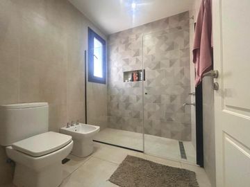 Casa en Venta 5 dormitorios con amplios espacios y comodidades, luminosa! Ceibos puertos del Lago