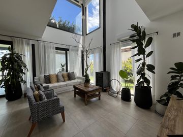 Casa en Venta 5 dormitorios con amplios espacios y comodidades, luminosa! Ceibos puertos del Lago