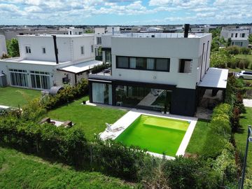 Casa en Venta 5 dormitorios con amplios espacios y comodidades, luminosa! Ceibos puertos del Lago