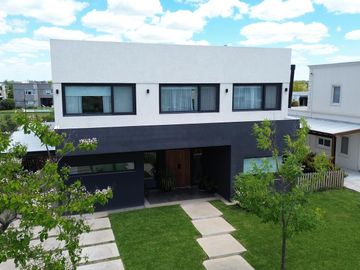 Casa en Venta 5 dormitorios con amplios espacios y comodidades, luminosa! Ceibos puertos del Lago