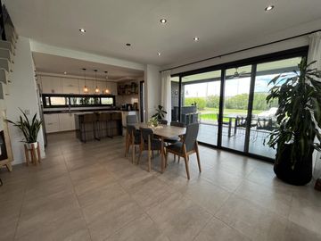 Casa en Venta 5 dormitorios con amplios espacios y comodidades, luminosa! Ceibos puertos del Lago