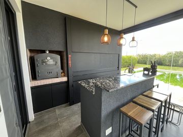 Casa en Venta 5 dormitorios con amplios espacios y comodidades, luminosa! Ceibos puertos del Lago