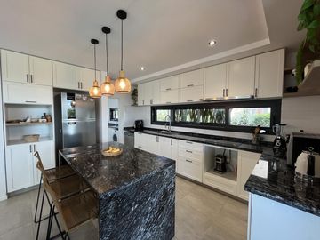 Casa en Venta 5 dormitorios con amplios espacios y comodidades, luminosa! Ceibos puertos del Lago