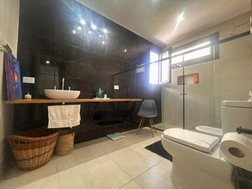 Casa en Venta 5 dormitorios con amplios espacios y comodidades, luminosa! Ceibos puertos del Lago