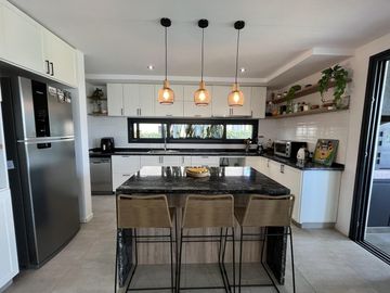 Casa en Venta 5 dormitorios con amplios espacios y comodidades, luminosa! Ceibos puertos del Lago