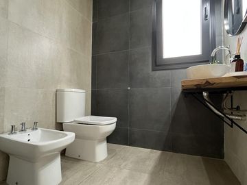 Casa en Venta 5 dormitorios con amplios espacios y comodidades, luminosa! Ceibos puertos del Lago