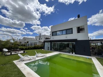 Casa en Venta 5 dormitorios con amplios espacios y comodidades, luminosa! Ceibos puertos del Lago