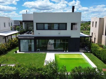 Casa en Venta 5 dormitorios con amplios espacios y comodidades, luminosa! Ceibos puertos del Lago