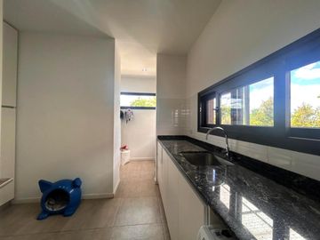 Casa en Venta 5 dormitorios con amplios espacios y comodidades, luminosa! Ceibos puertos del Lago