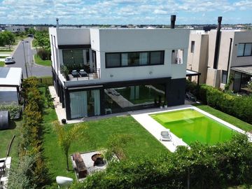 Casa en Venta 5 dormitorios con amplios espacios y comodidades, luminosa! Ceibos puertos del Lago