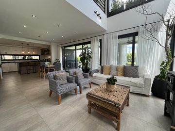 Casa en Venta 5 dormitorios con amplios espacios y comodidades, luminosa! Ceibos puertos del Lago