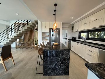 Casa en Venta 5 dormitorios con amplios espacios y comodidades, luminosa! Ceibos puertos del Lago