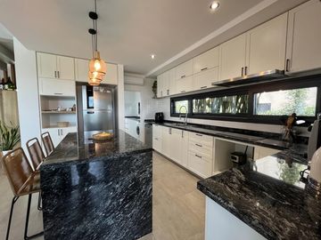 Casa en Venta 5 dormitorios con amplios espacios y comodidades, luminosa! Ceibos puertos del Lago