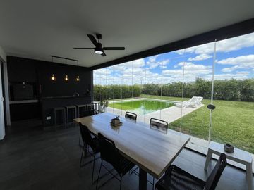 Casa en Venta 5 dormitorios con amplios espacios y comodidades, luminosa! Ceibos puertos del Lago