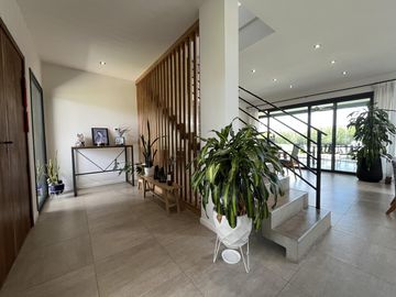 Casa en Venta 5 dormitorios con amplios espacios y comodidades, luminosa! Ceibos puertos del Lago