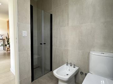 Casa en Venta 5 dormitorios con amplios espacios y comodidades, luminosa! Ceibos puertos del Lago