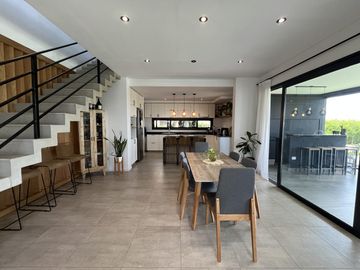 Casa en Venta 5 dormitorios con amplios espacios y comodidades, luminosa! Ceibos puertos del Lago