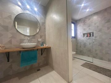 Casa en Venta 5 dormitorios con amplios espacios y comodidades, luminosa! Ceibos puertos del Lago