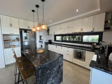 Casa en Venta 5 dormitorios con amplios espacios y comodidades, luminosa! Ceibos puertos del Lago