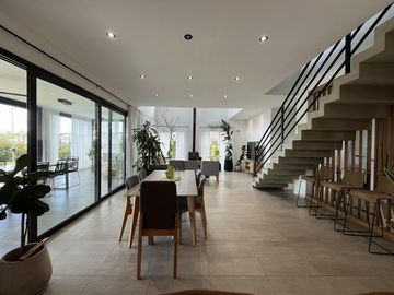 Casa en Venta 5 dormitorios con amplios espacios y comodidades, luminosa! Ceibos puertos del Lago