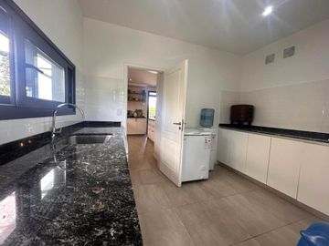 Casa en Venta 5 dormitorios con amplios espacios y comodidades, luminosa! Ceibos puertos del Lago