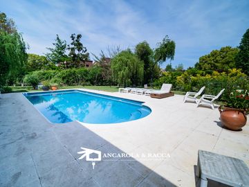 Venta en Country San Diego. Importante propiedad en esquina con 3000 mts de parque.