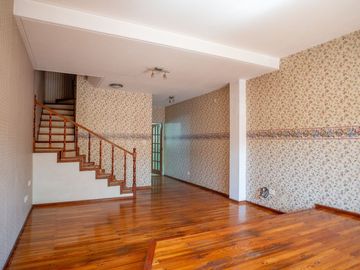 TRIPLEX 5 AMB CON JARDIN Y 2 COCHERAS APTO CREDITO