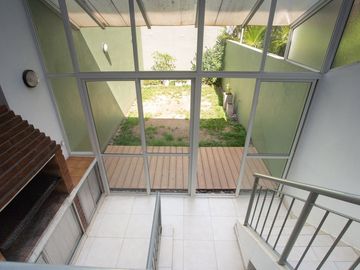 TRIPLEX 5 AMB CON JARDIN Y 2 COCHERAS APTO CREDITO