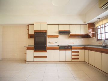 TRIPLEX 5 AMB CON JARDIN Y 2 COCHERAS APTO CREDITO