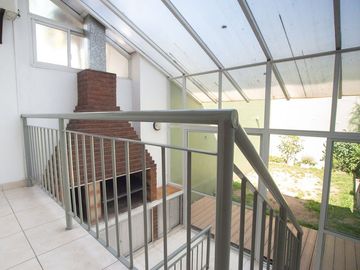 TRIPLEX 5 AMB CON JARDIN Y 2 COCHERAS APTO CREDITO