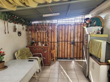 Casa en Venta en AVENIDA GABRIELA CON RODAS
