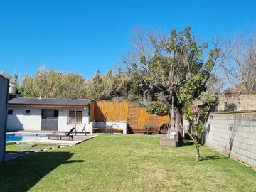 Casa en venta - 2 dormitorios 1 baño  -  patio pileta parrilla - 900mts2- Florencio Varela