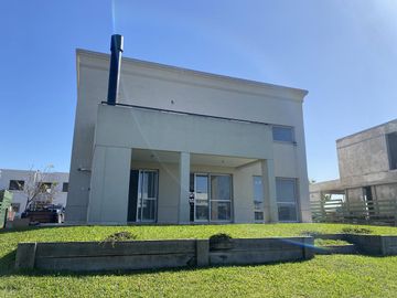 Casa en Venta y Alquiler al Lago - Ceibos, Puertos del Lago