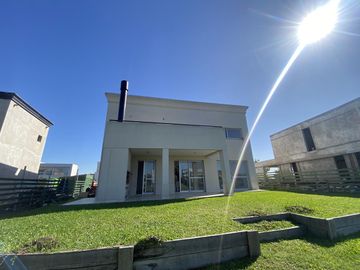 Casa en Venta y Alquiler al Lago - Ceibos, Puertos del Lago