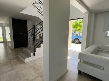 Casa en Venta y Alquiler al Lago - Ceibos, Puertos del Lago