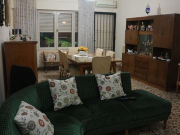 CASA CON 2 LOCALES COMERCIALES EN CENTRO TUCUMANO!