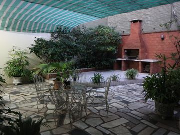 CASA CON 2 LOCALES COMERCIALES EN CENTRO TUCUMANO!