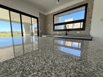 Casa 4 AMB en Venta a Estrenar en San Sebastian