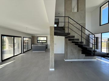 Casa 4 AMB en Venta a Estrenar en San Sebastian