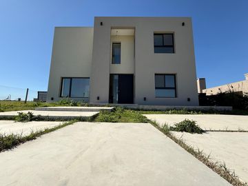 Casa 4 AMB en Venta a Estrenar en San Sebastian