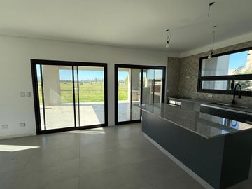 Casa 4 AMB en Venta a Estrenar en San Sebastian