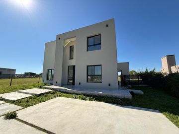 Casa 4 AMB en Venta a Estrenar en San Sebastian