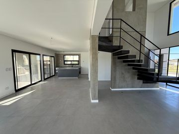 Casa 4 AMB en Venta a Estrenar en San Sebastian