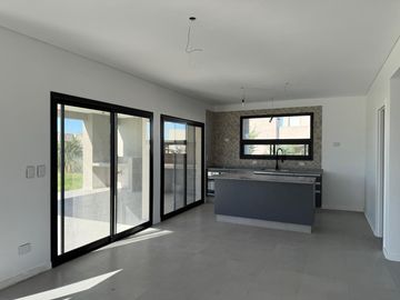 Casa 4 AMB en Venta a Estrenar en San Sebastian