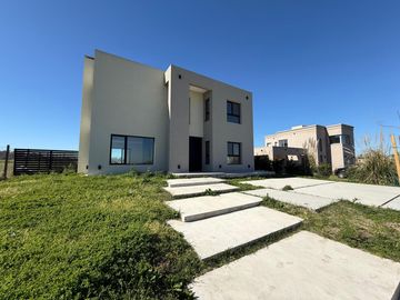Casa 4 AMB en Venta a Estrenar en San Sebastian