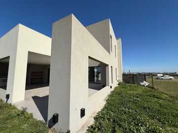 Casa 4 AMB en Venta a Estrenar en San Sebastian