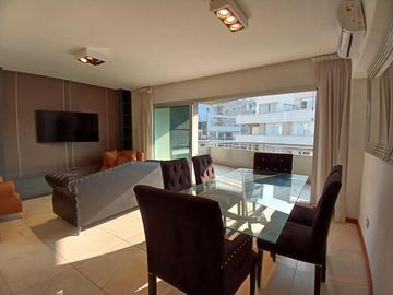 Piso 4 Ambientes amueblado con balcón, parrilla, 2 patios y cochera en Belgrano APTO CREDITO