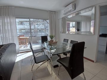 Piso 4 Ambientes amueblado con balcón, parrilla, 2 patios y cochera en Belgrano APTO CREDITO