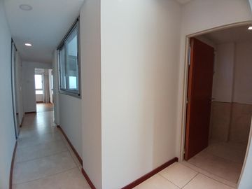 Piso 4 Ambientes amueblado con balcón, parrilla, 2 patios y cochera en Belgrano APTO CREDITO